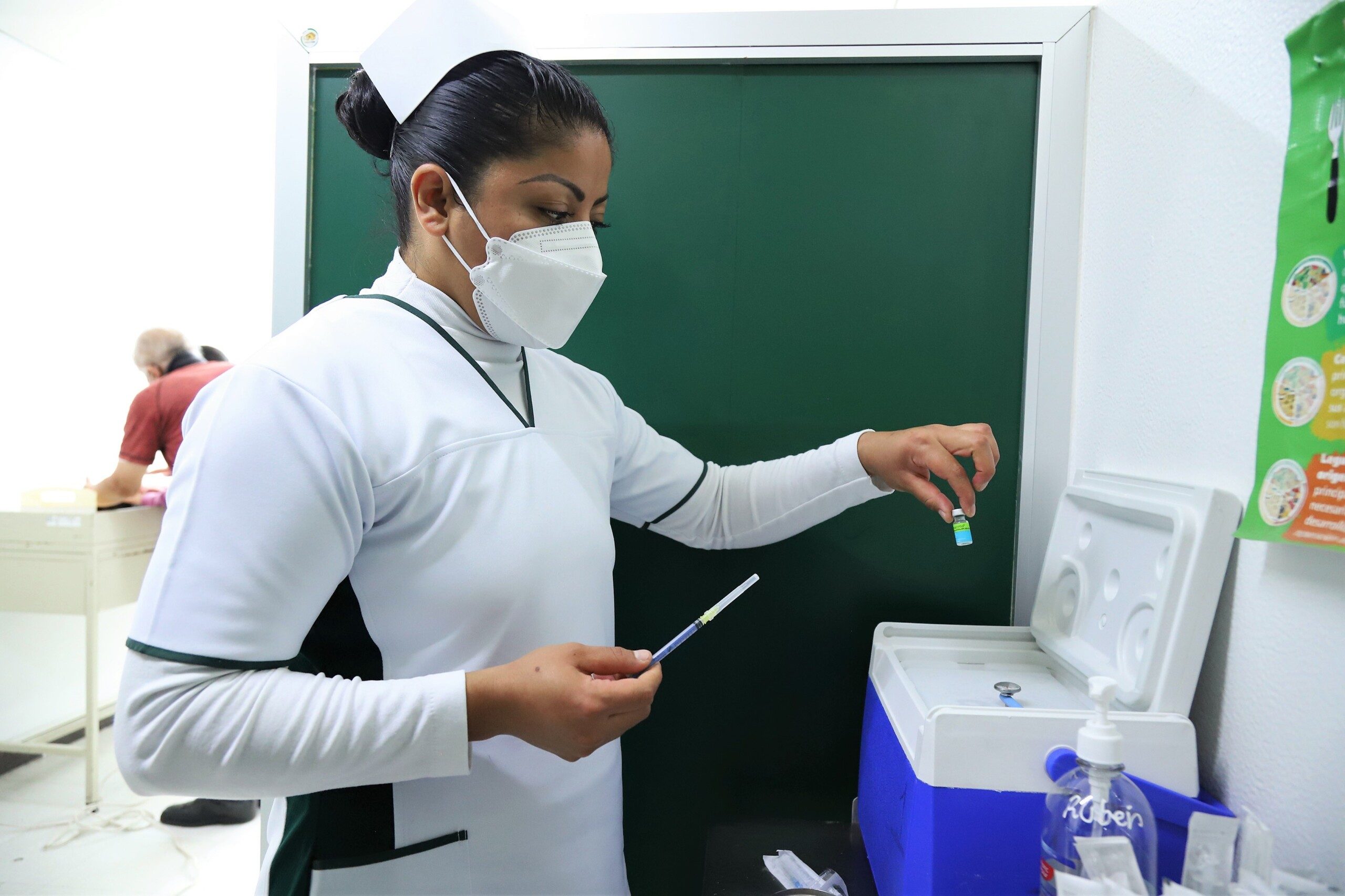 Enfermera del IMSS con vacuna