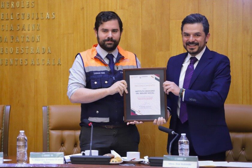 titular de la Cofepris, Alejandro Svarch y el director general del Seguro Social, Zoé Robledo