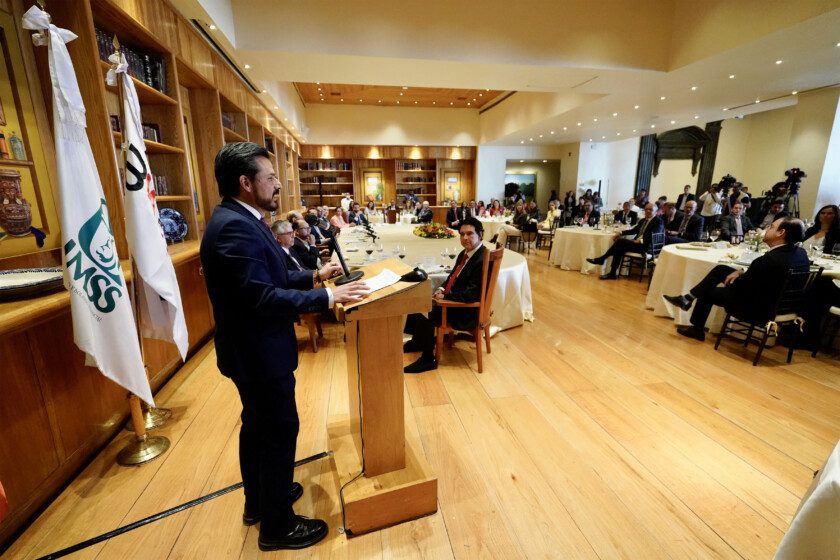 director general del Instituto Mexicano del Seguro Social (IMSS), Zoé Robledo en Durante la firma del Acuerdo Nacional por la Salud, la Seguridad y el Bienestar de las Personas trabajadoras, con la Asociación de Bancos de México