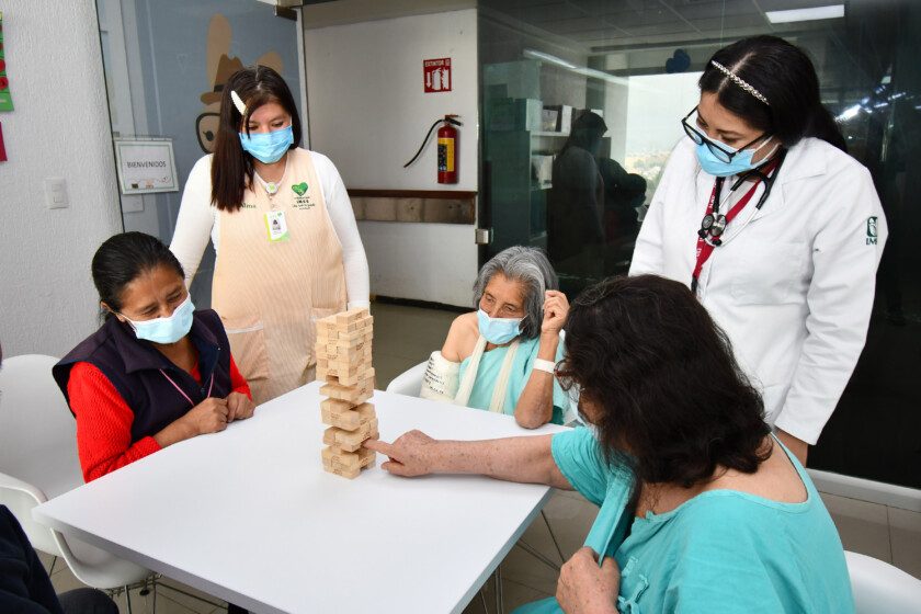 Pacientes hospitalizados que esperan alguna cirugía o tratamiento en la ludoteca