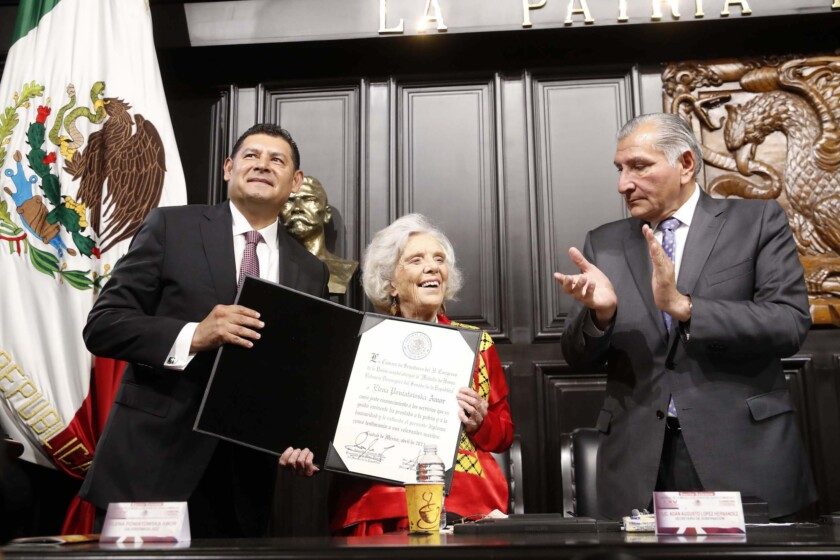 presidente de la Mesa Directiva, Alejandro Armenta, entrega la Medalla de Honor “Belisario Domínguez”, correspondiente a 2022, a la escritora, periodista y activista Elena Poniatowska Amor