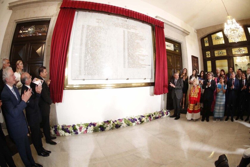 develación nombre de la galardonada en el Muro de Honor