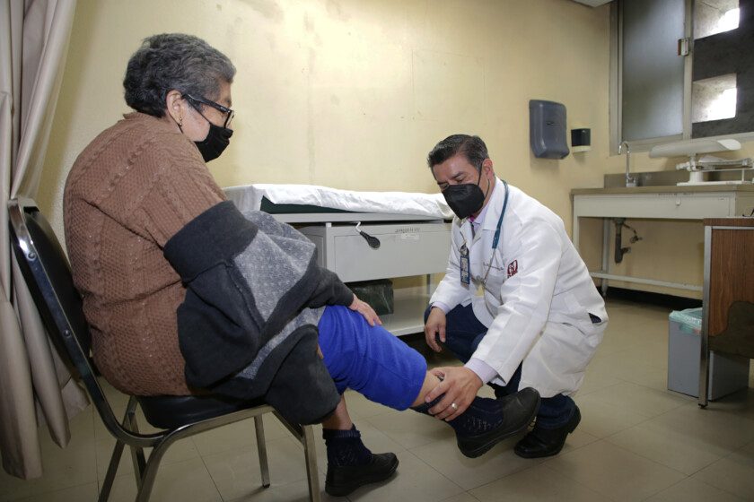 medico en consulta con paciente