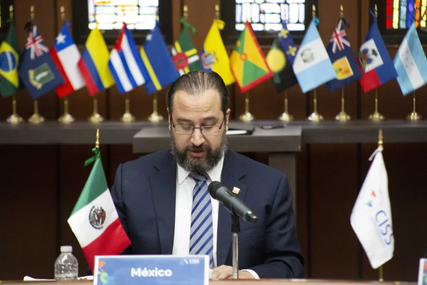 el coordinador de Vinculación del Instituto Mexicano del Seguro Social (IMSS), Emilio de Jesús Saldaña Hernández, en representación del director general Zoé Robledo promoviendo garantizar la seguridad social como un derecho universal