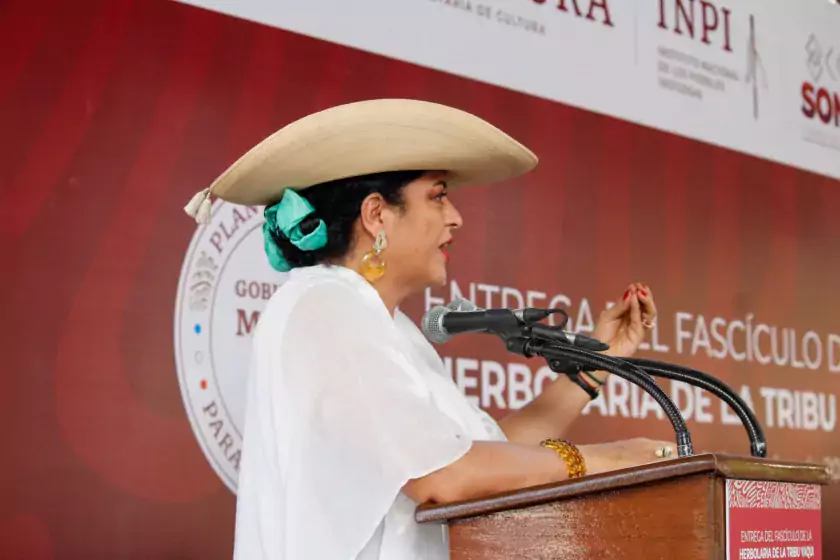 Alejandra Frausto Guerrero en evento de herbolaria del pueblo Yaqui