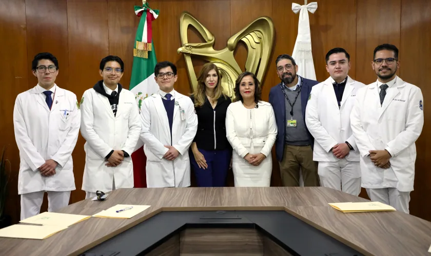 Estidntes reconcodps por humanismo excepcional en médicos internos del IMSS