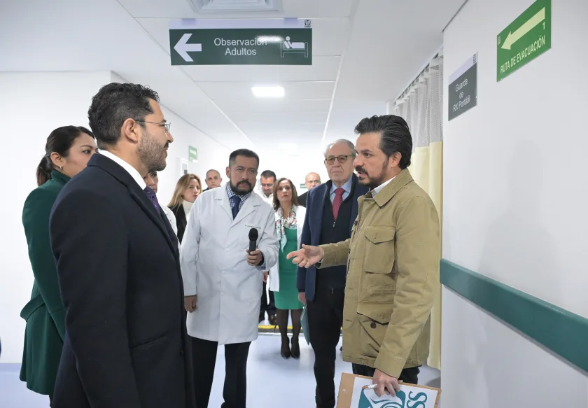 Recorrido de los funcionarios por el hospial